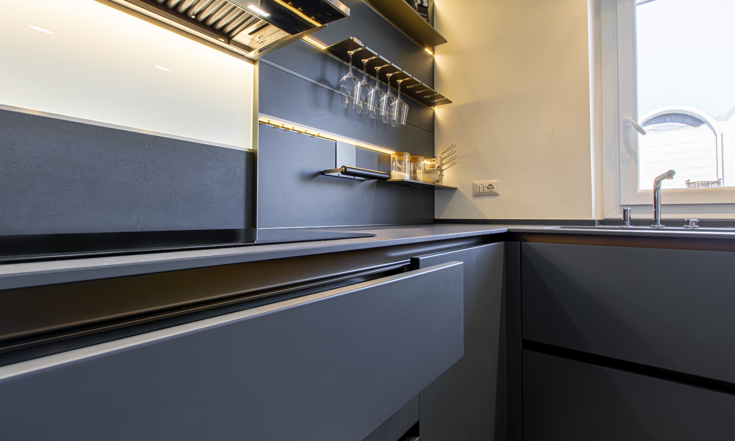 Il blu, la luce e un’idea di casa.