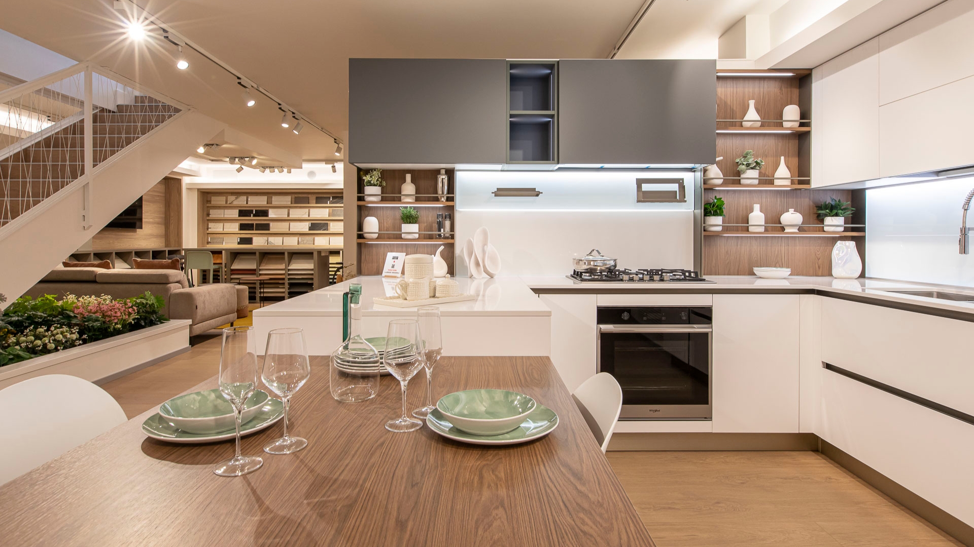 Convivialità in cucina: isola, penisola o tavolo? La scelta perfetta per le feste in arrivo.