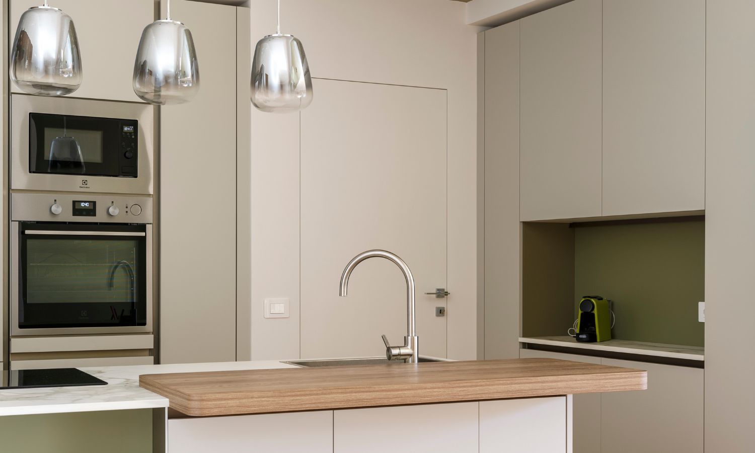 Legno, luce e un sorso di casa.