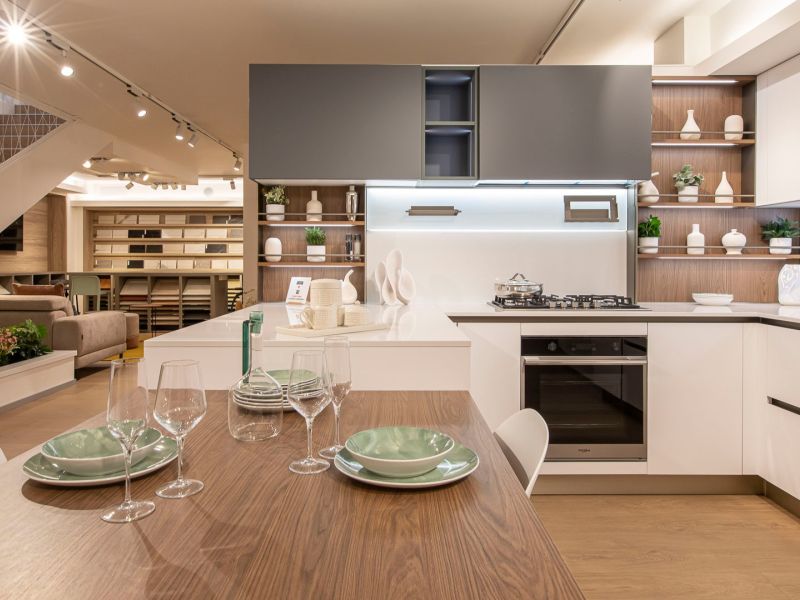 Convivialità in cucina: isola, penisola o tavolo? La scelta perfetta per le feste in arrivo.