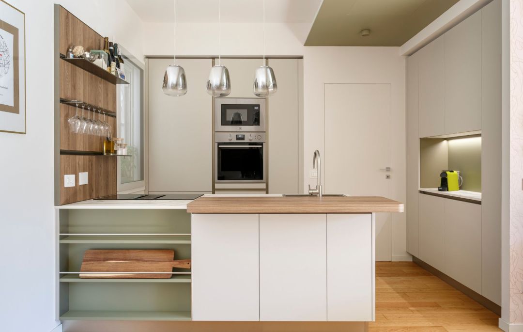 Legno, luce e un sorso di casa.